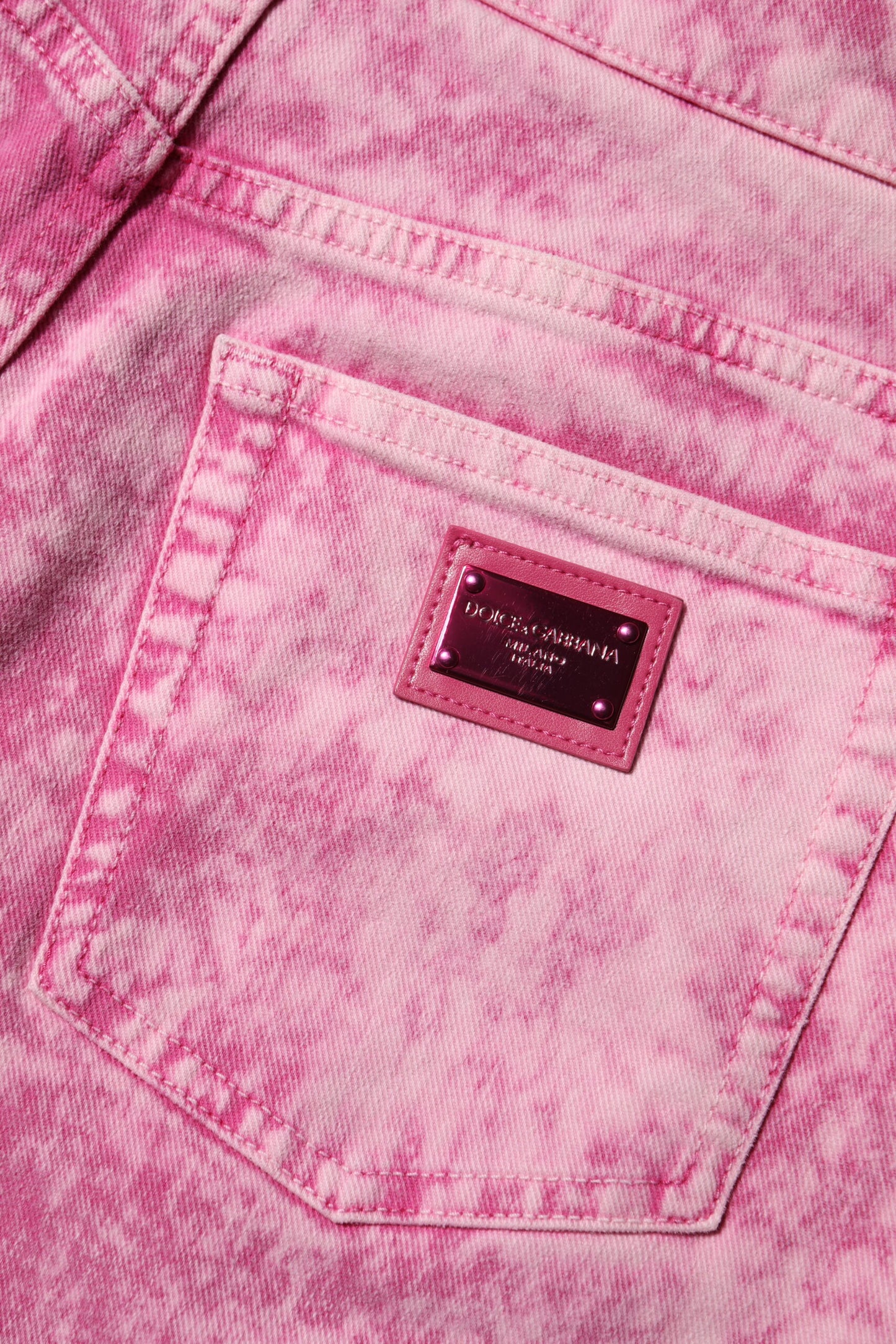 Dolce & Gabbana – Hoch taillierte, schmal zulaufende Jeans aus Denim in Rosa mit Batikmuster