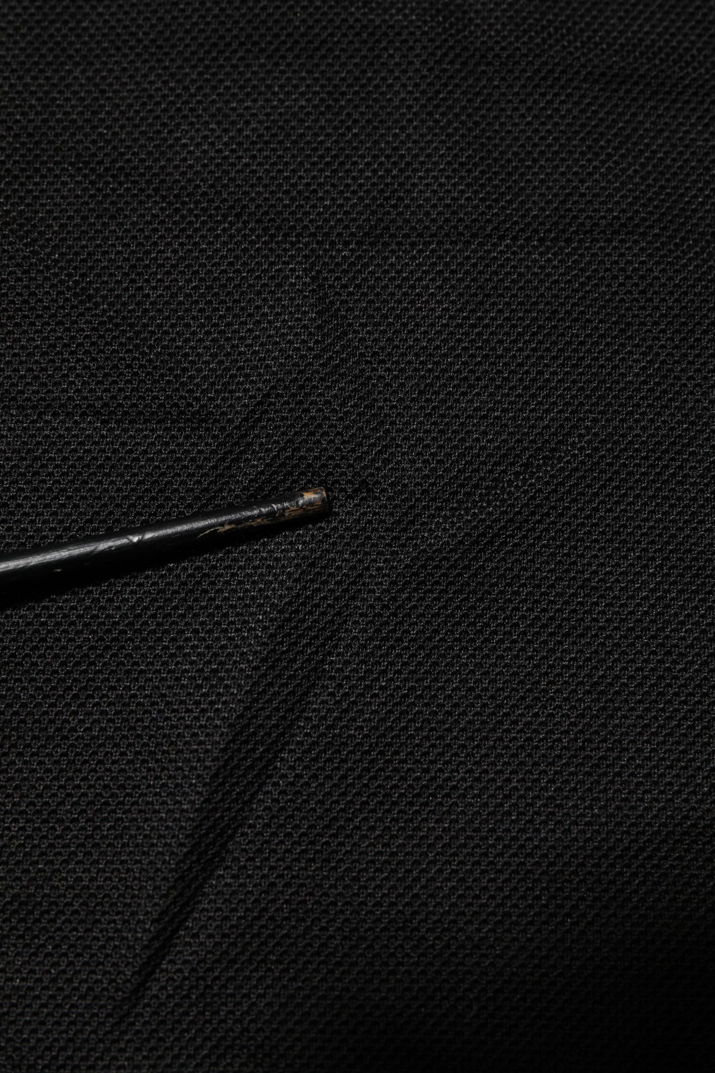 Dolce & Gabbana Schwarzes DG-Poloshirt aus Seide mit V-Ausschnitt