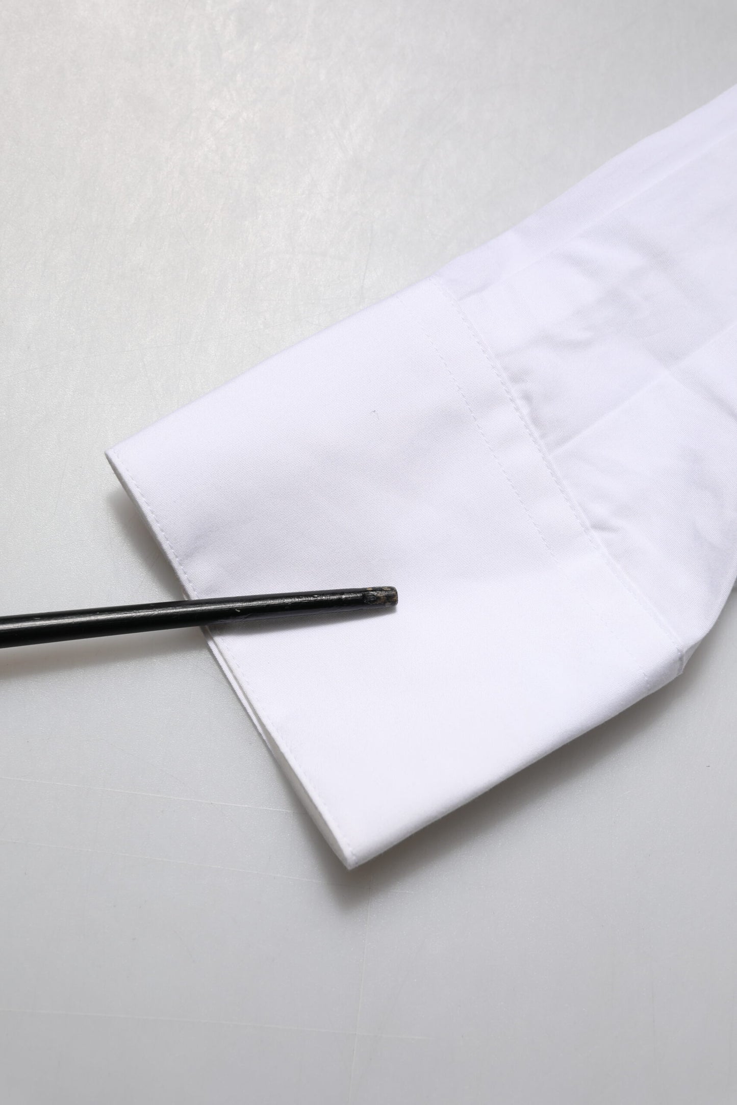 Dolce & Gabbana – Weißes Hemdoberteil mit Kristallverzierung und Kragen