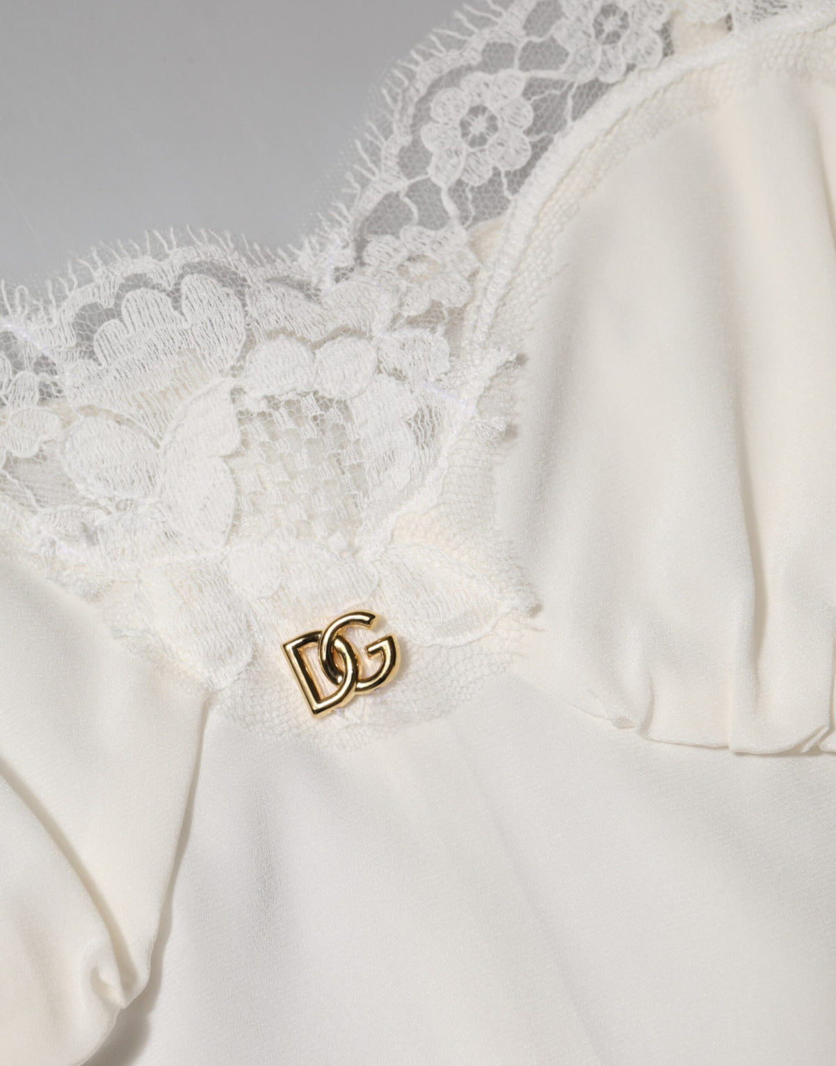 Dolce & Gabbana – Nachtwäsche aus Seide mit weißem Spitzen- und goldenem DG-Logo