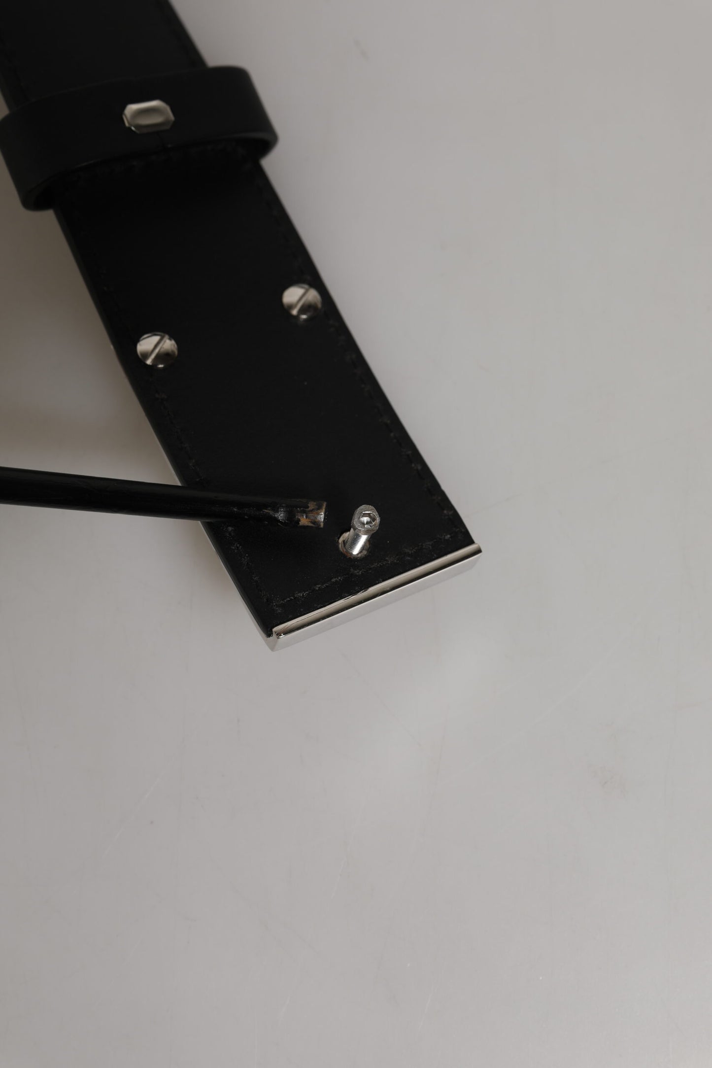 Dolce & Gabbana – Klassischer Gürtel aus schwarzem Leder mit Metall-Logoschnalle