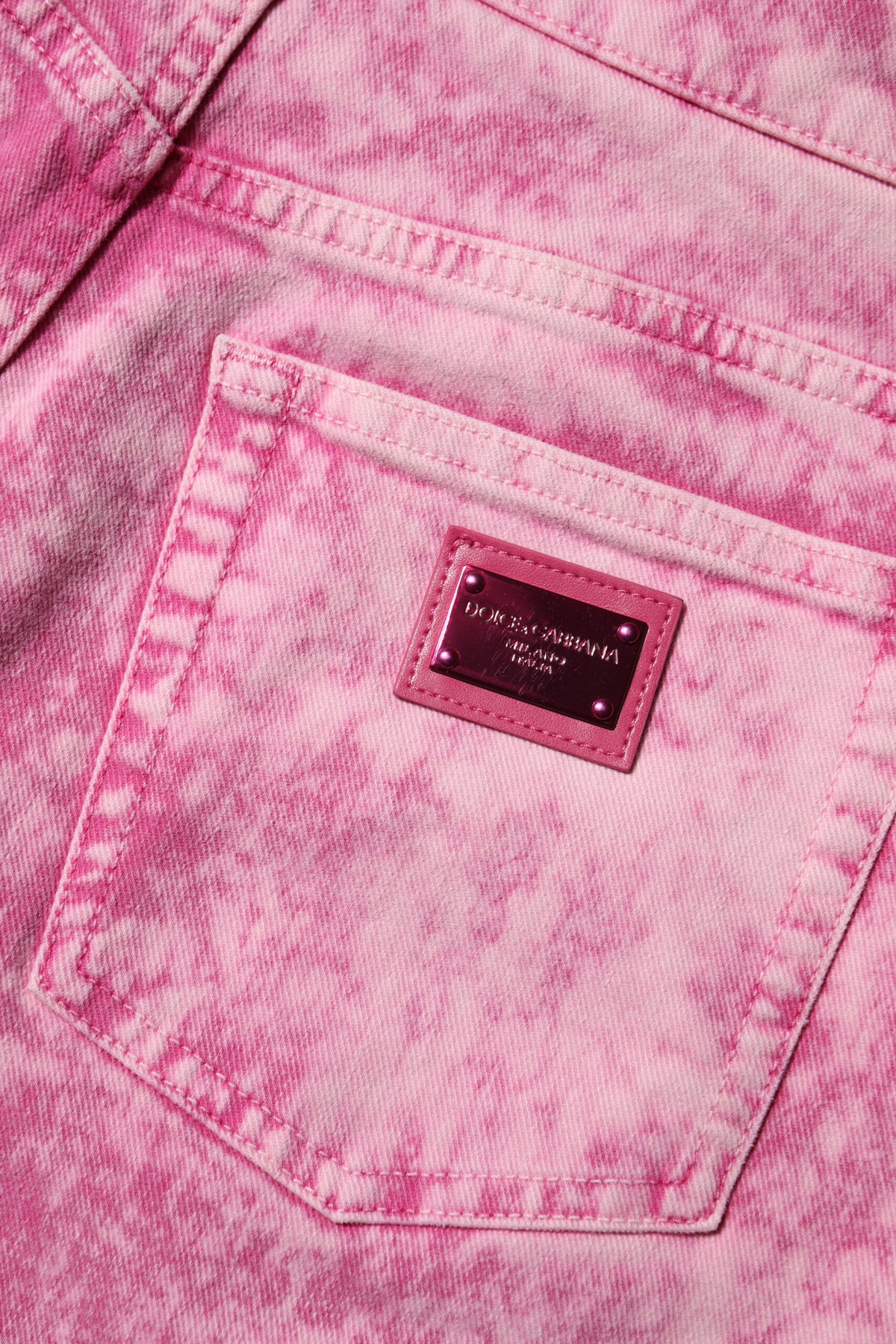 Dolce & Gabbana – Hoch taillierte, schmal zulaufende Jeans aus Denim in Rosa mit Batikmuster