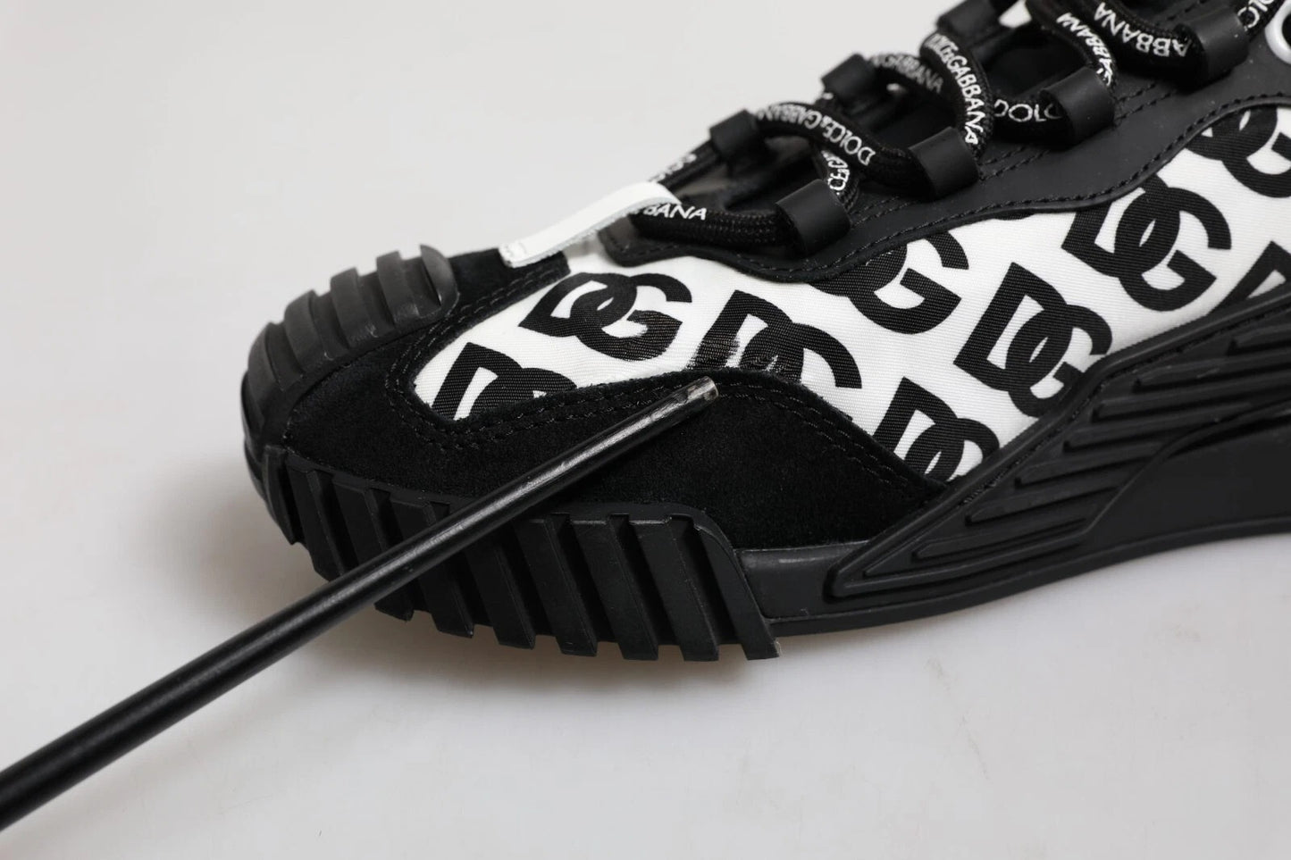 Dolce & Gabbana – Schwarze Low-Top-Sneakers „NS1“ mit Logo und Schnürung