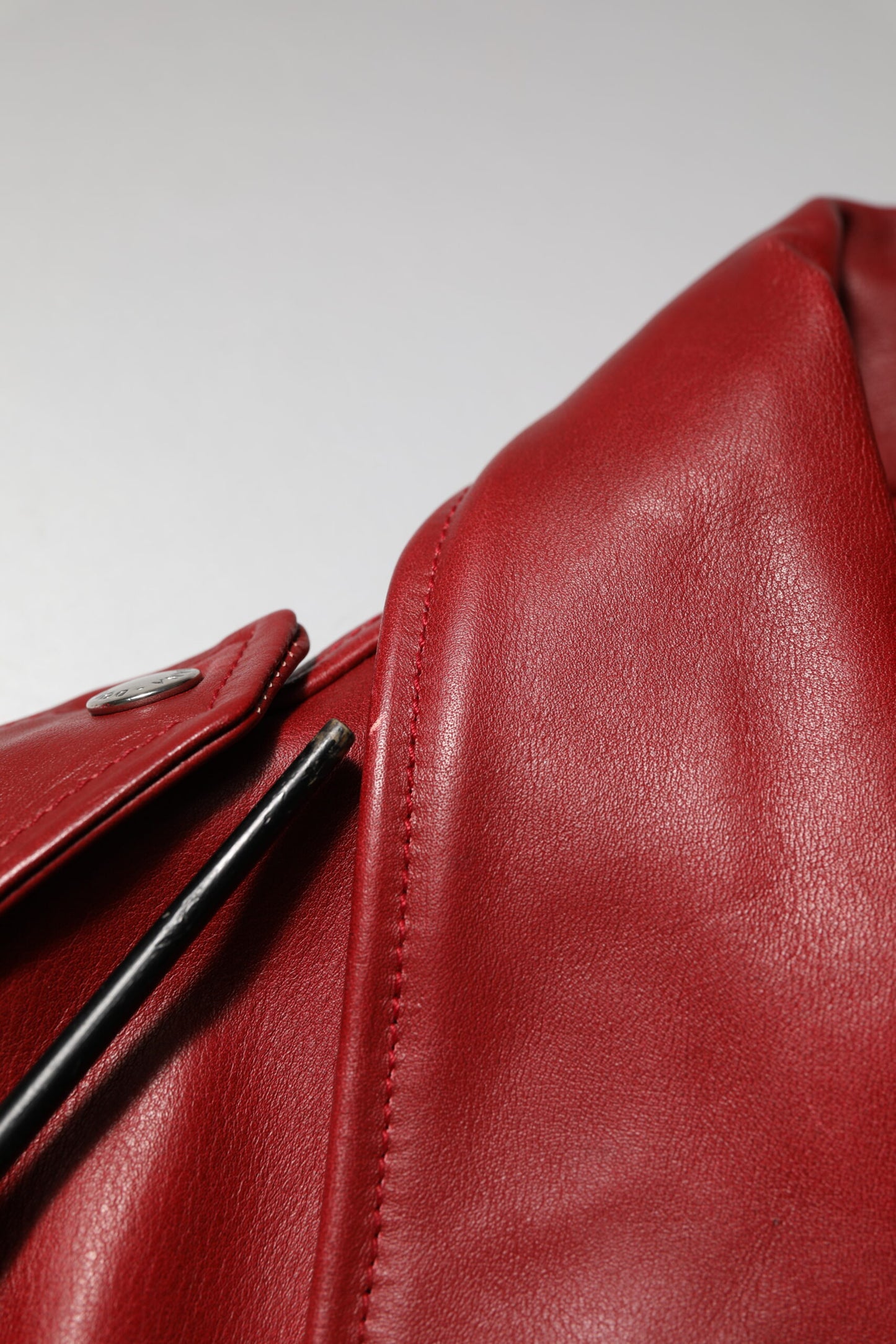 Dolce & Gabbana – Trenchcoat-Jacke aus rotem Leder mit durchgehendem Reißverschluss und Gürtel