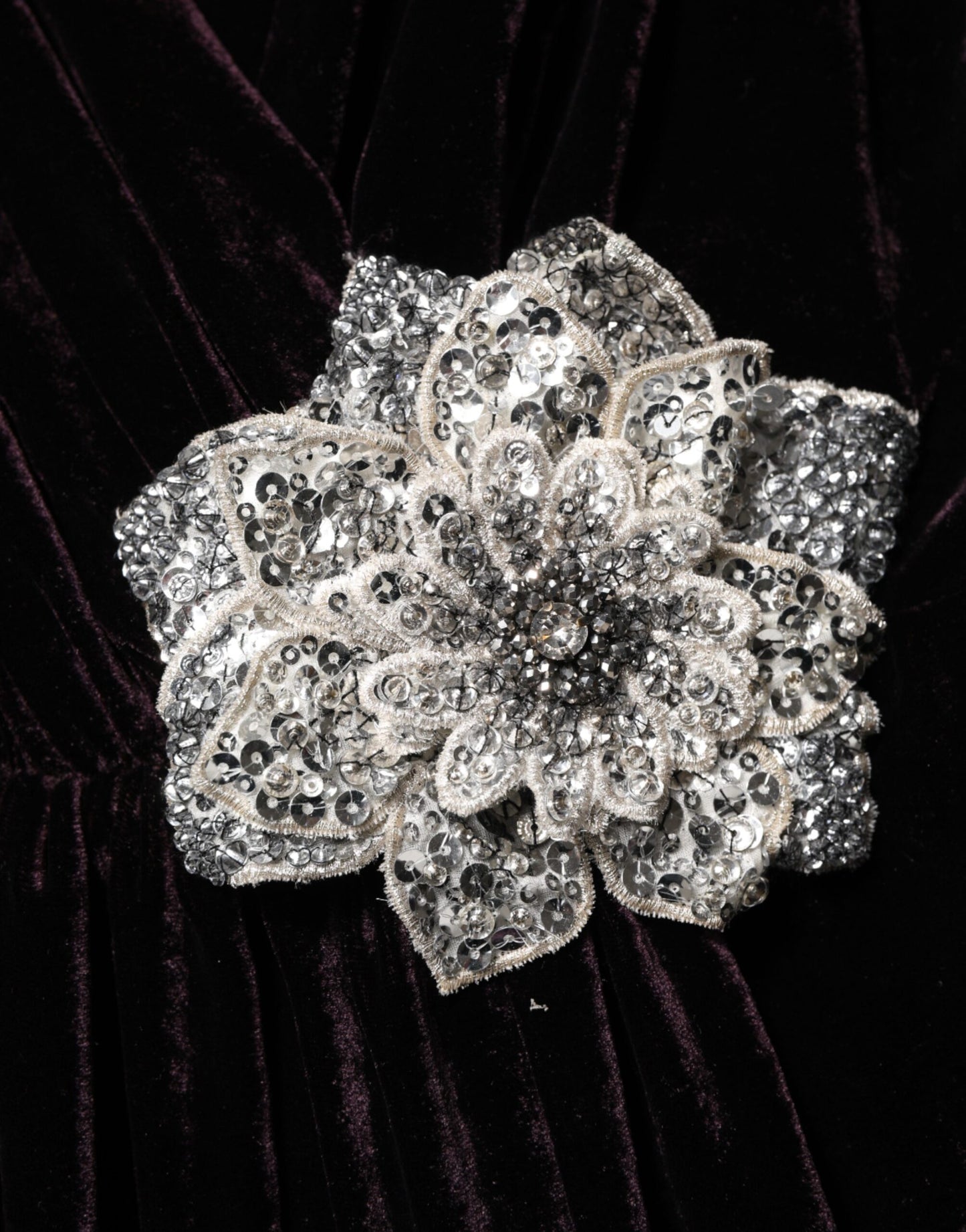 Dolce & Gabbana – A-Linien-Kleid aus schwarzem Samt mit Blumenverzierung