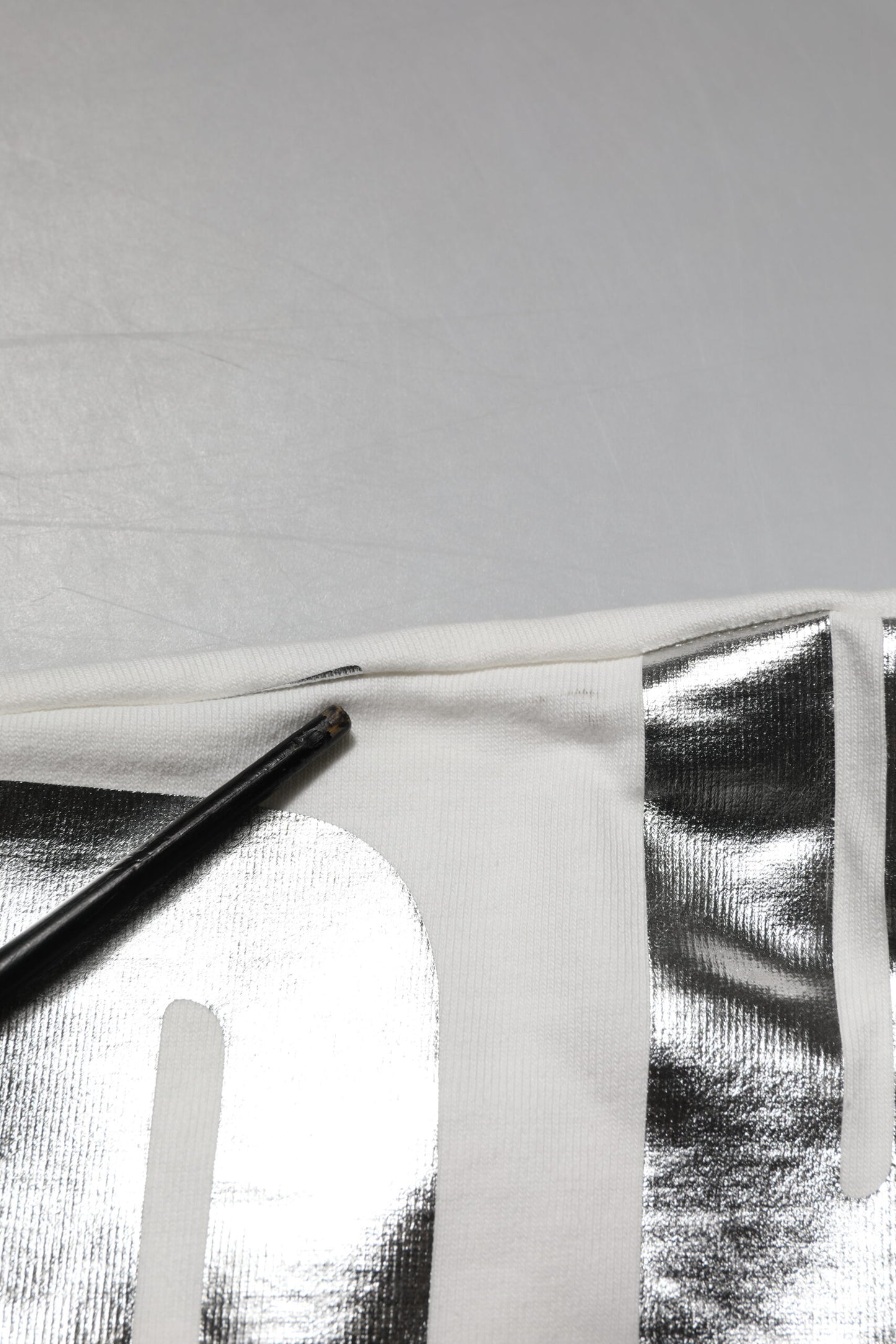 Dolce & Gabbana – Weißes Baumwoll-T-Shirt mit Rundhalsausschnitt und Metallic-Print