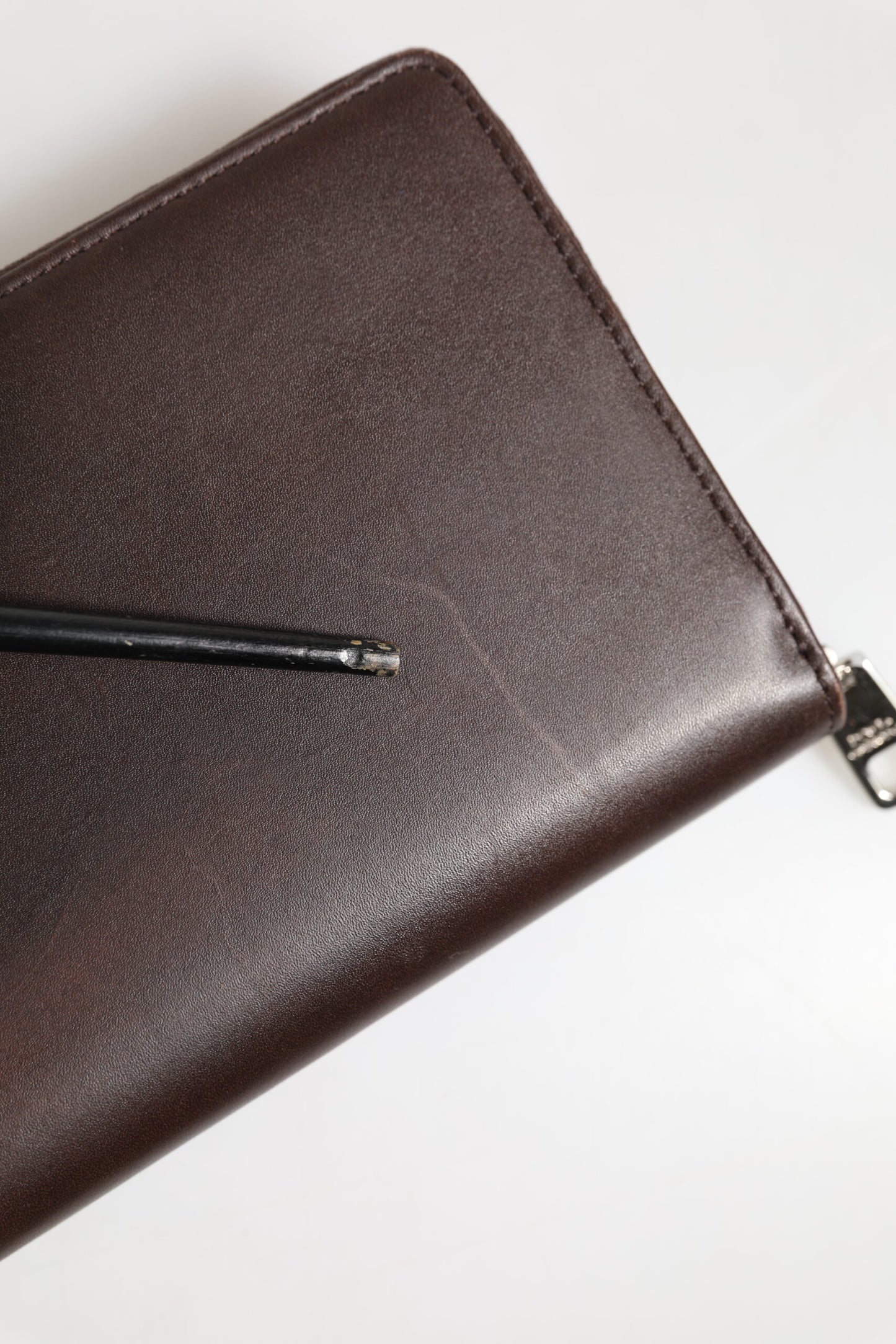 Dolce & Gabbana – Kontinentale Geldbörse aus braunem Kalbsleder mit Logo und Rundum-Reißverschluss