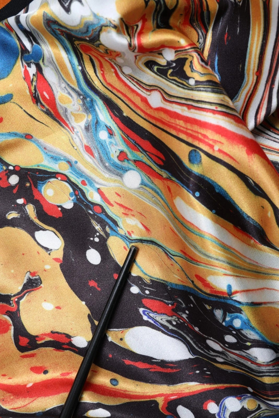 Dolce & Gabbana – Satinhose mit mehrfarbigem Marmor-Print