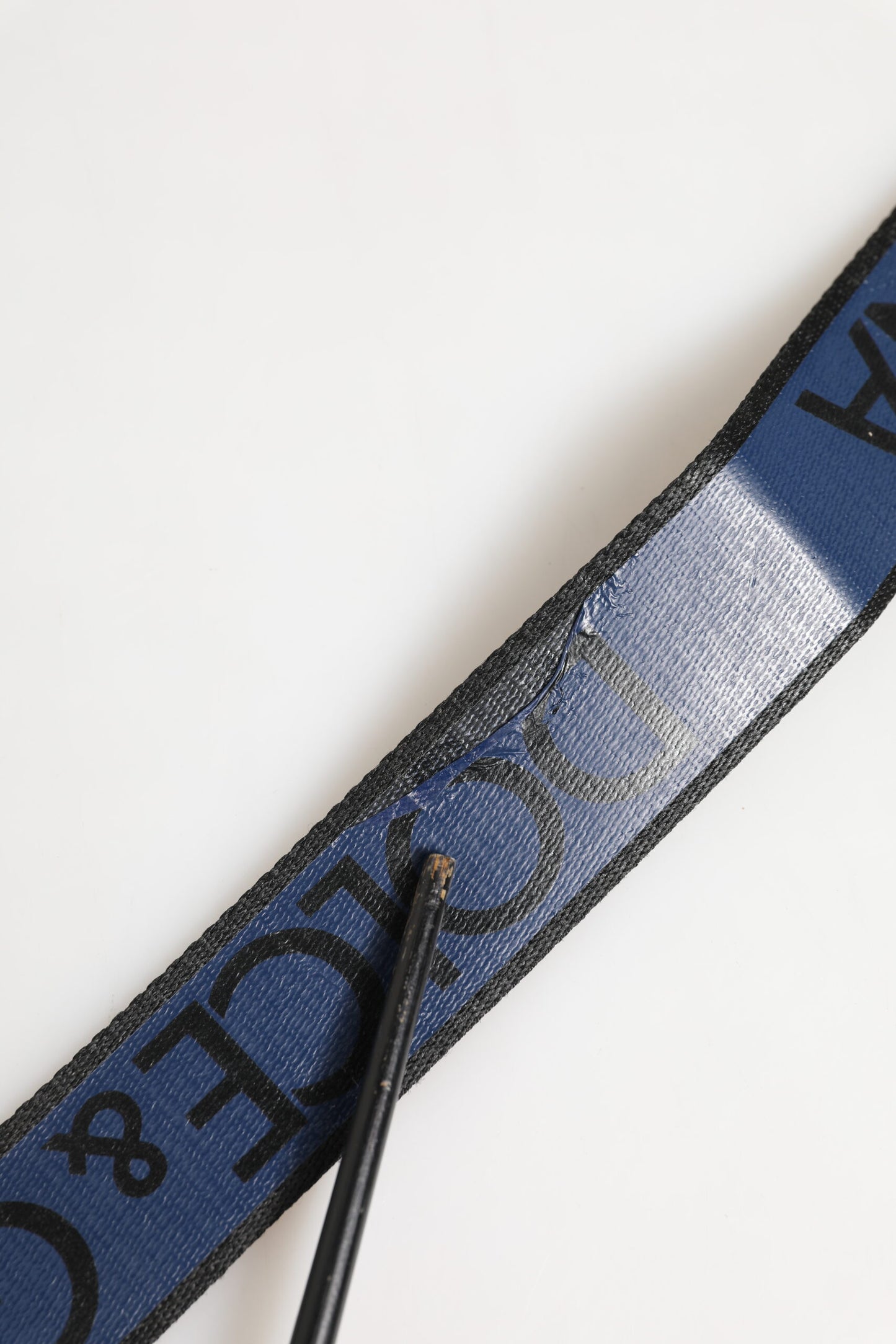 Dolce & Gabbana Gürtel mit schwarzer und blauer DG-Logo-Schnalle aus silbernem Metall