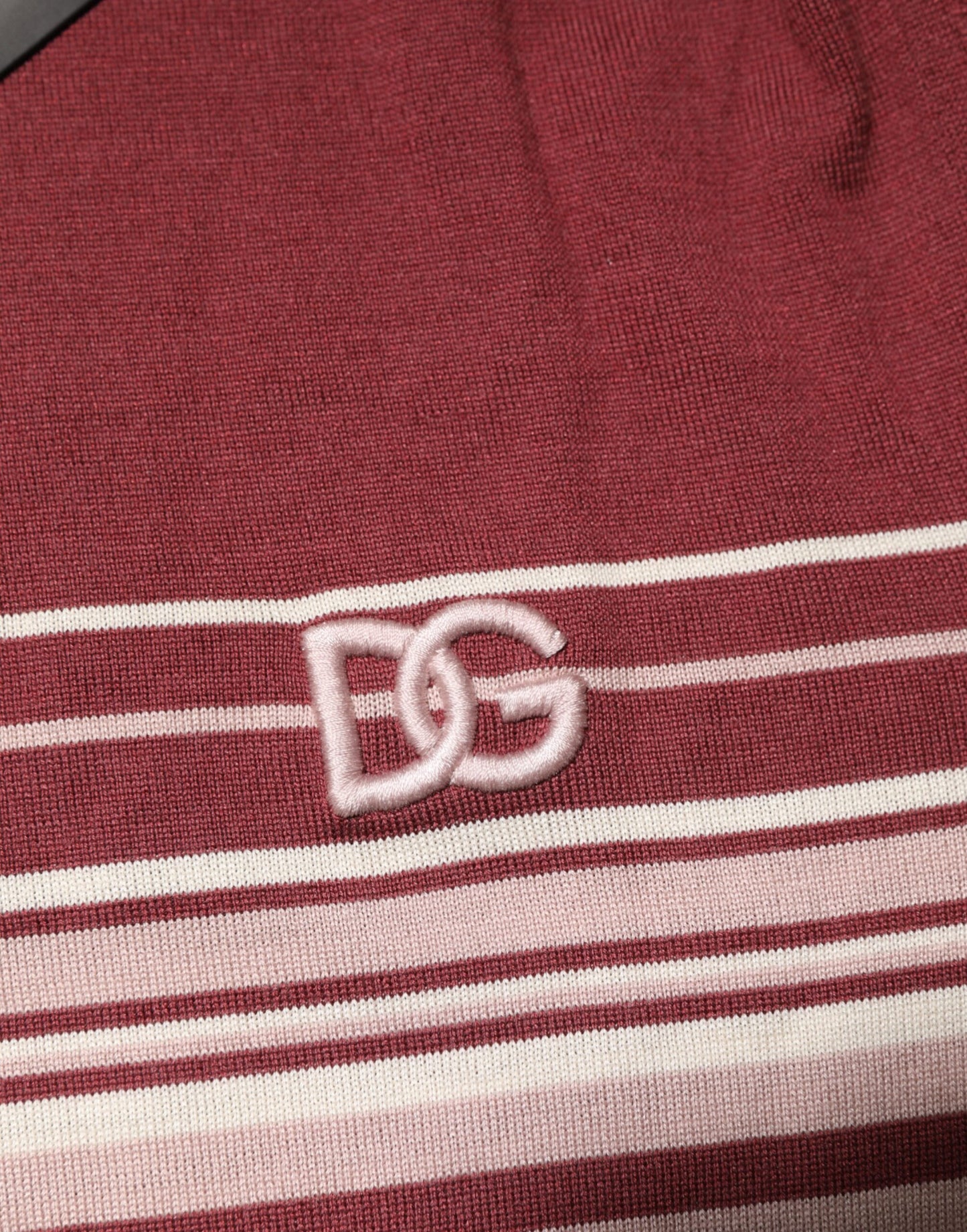Dolce & Gabbana – Burgunderrotes Poloshirt aus Baumwolle mit DG-Logo und Streifen