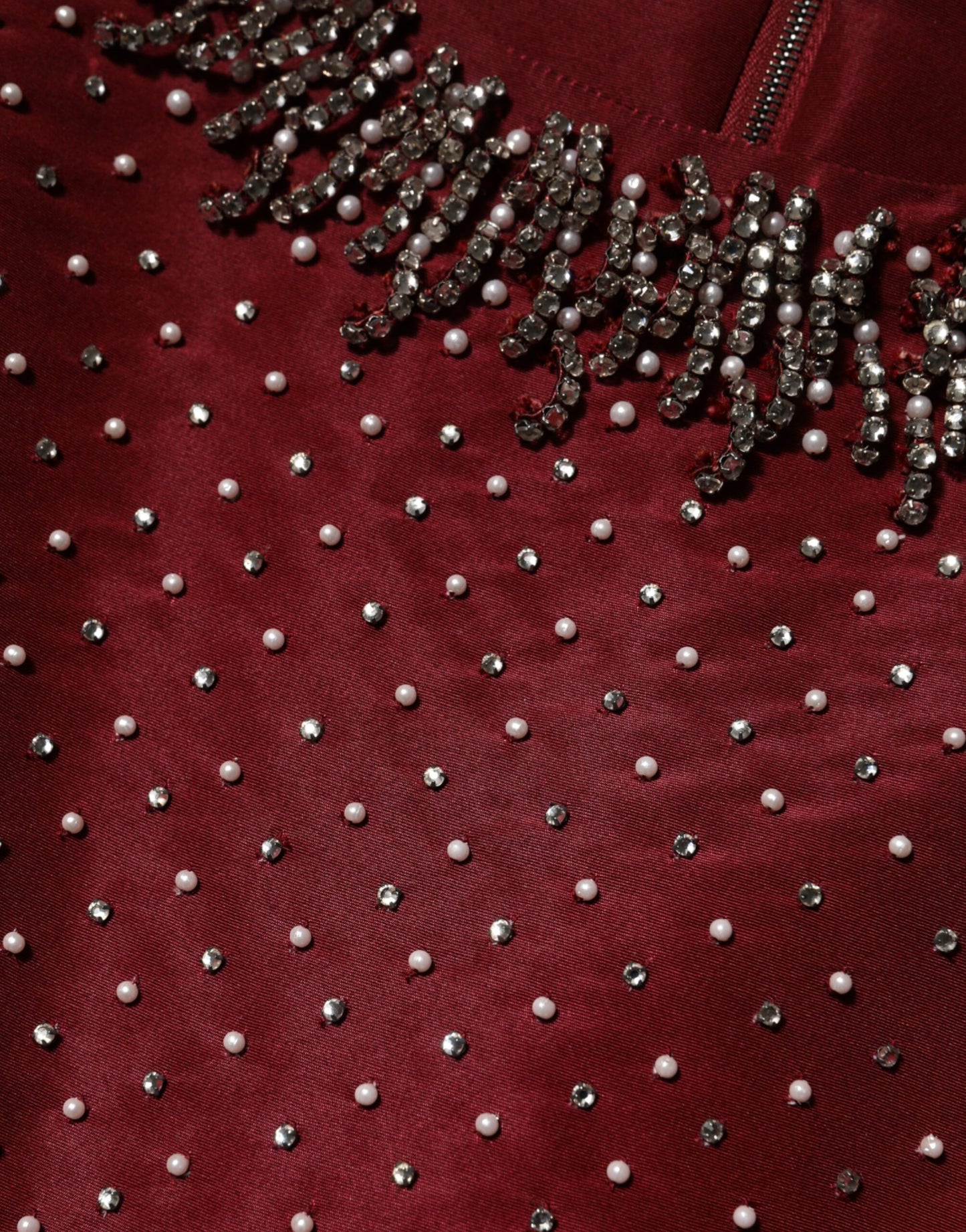 Dolce & Gabbana Burgunderrotes Abendkleid aus Seide mit Perlen