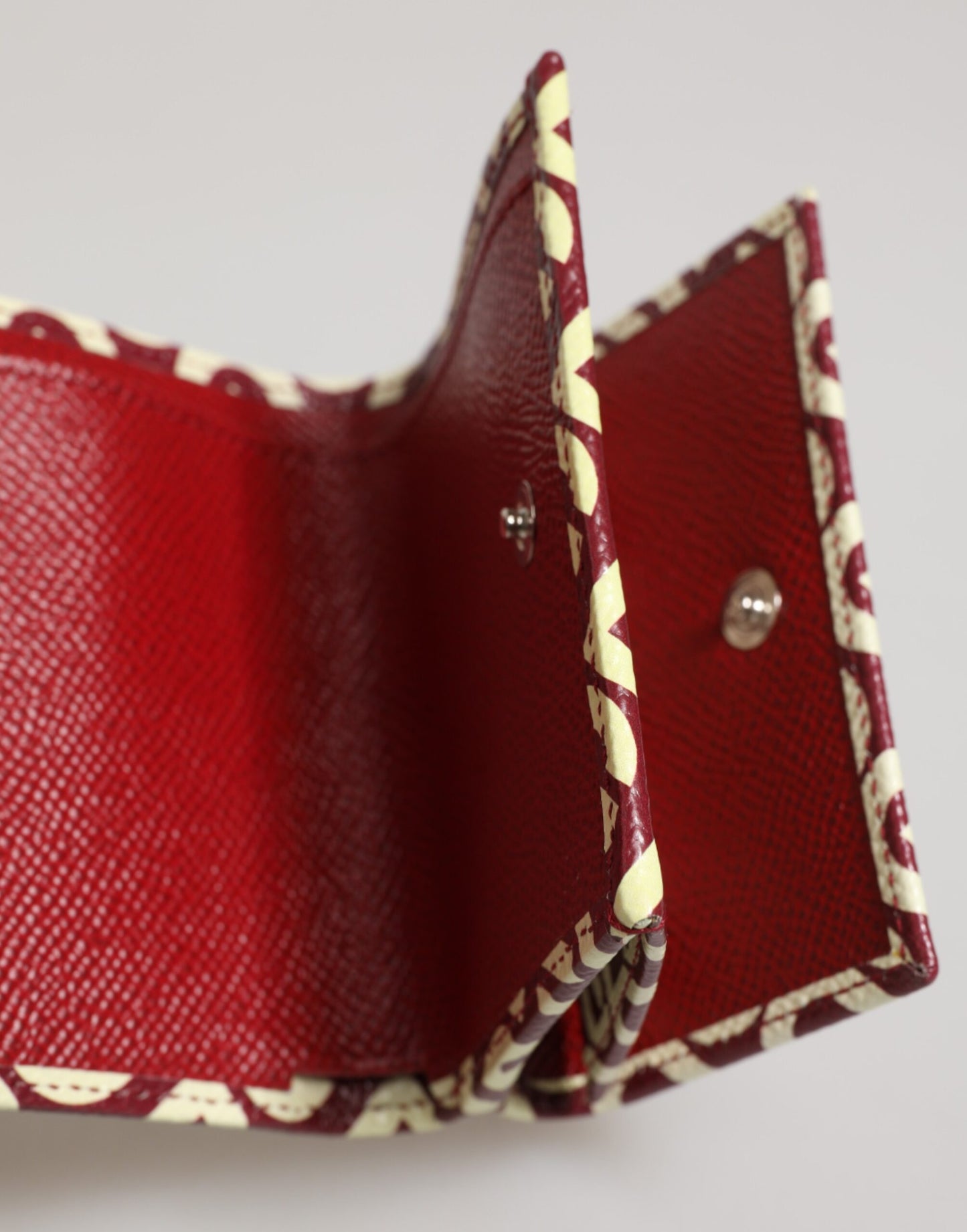 Dolce & Gabbana – Kartenetui aus Kalbsleder mit französischer Klappe und Logo-Print in Burgunderrot