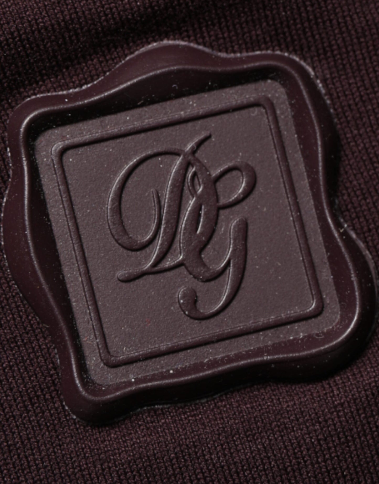 Dolce & Gabbana – Braunes T-Shirt aus Baumwolle mit Rundhalsausschnitt und Logo-Plakette