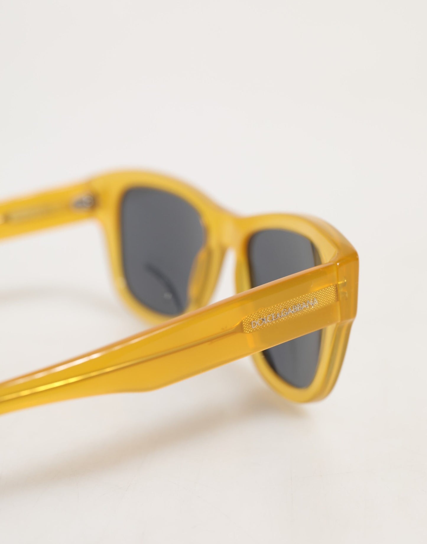 Dolce & Gabbana DG4177 – Sonnenbrille aus honigfarbenem Acetat mit schwarz getönten Gläsern