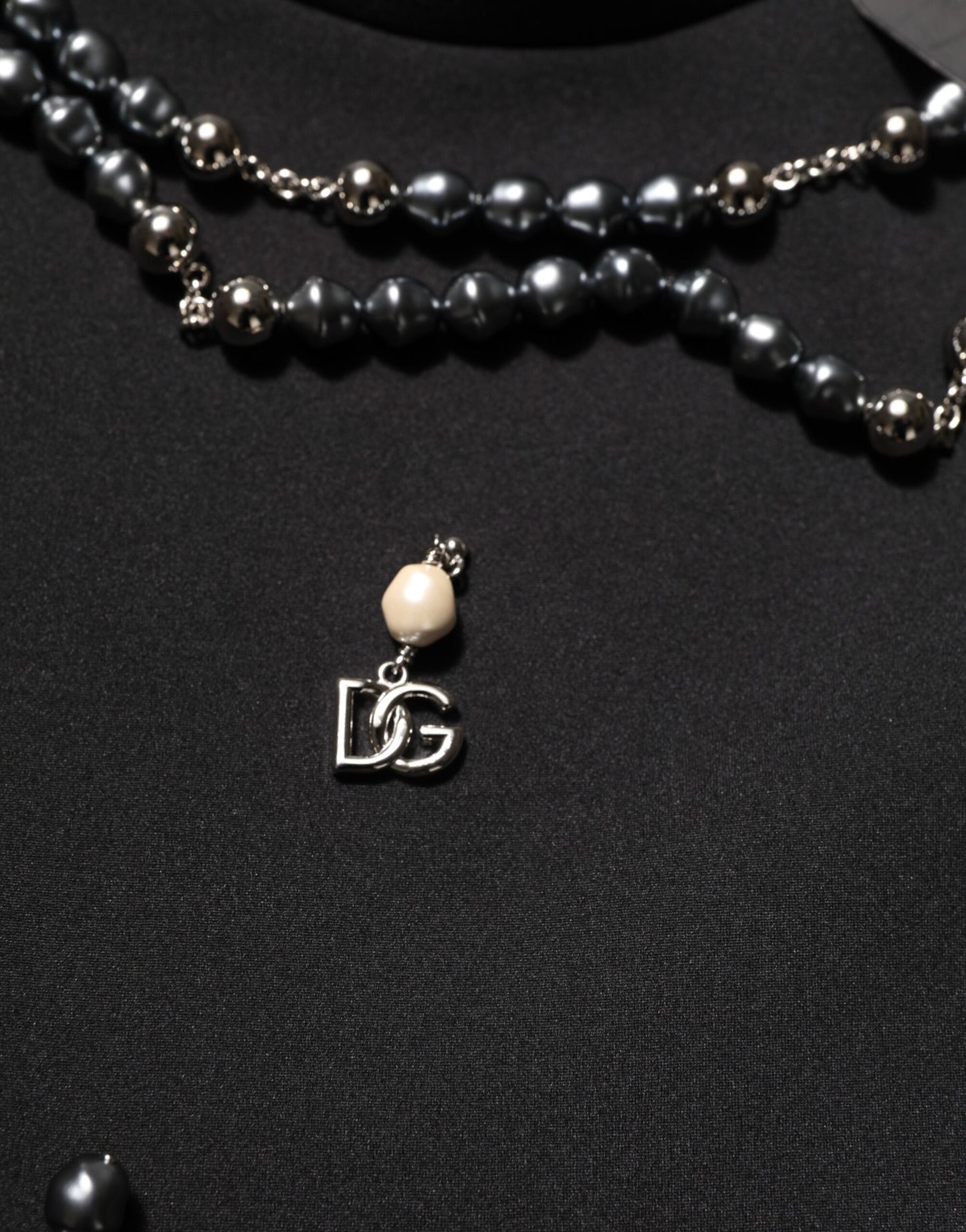 Dolce & Gabbana Schwarzes Polyester-T-Shirt mit Halskettenverzierung