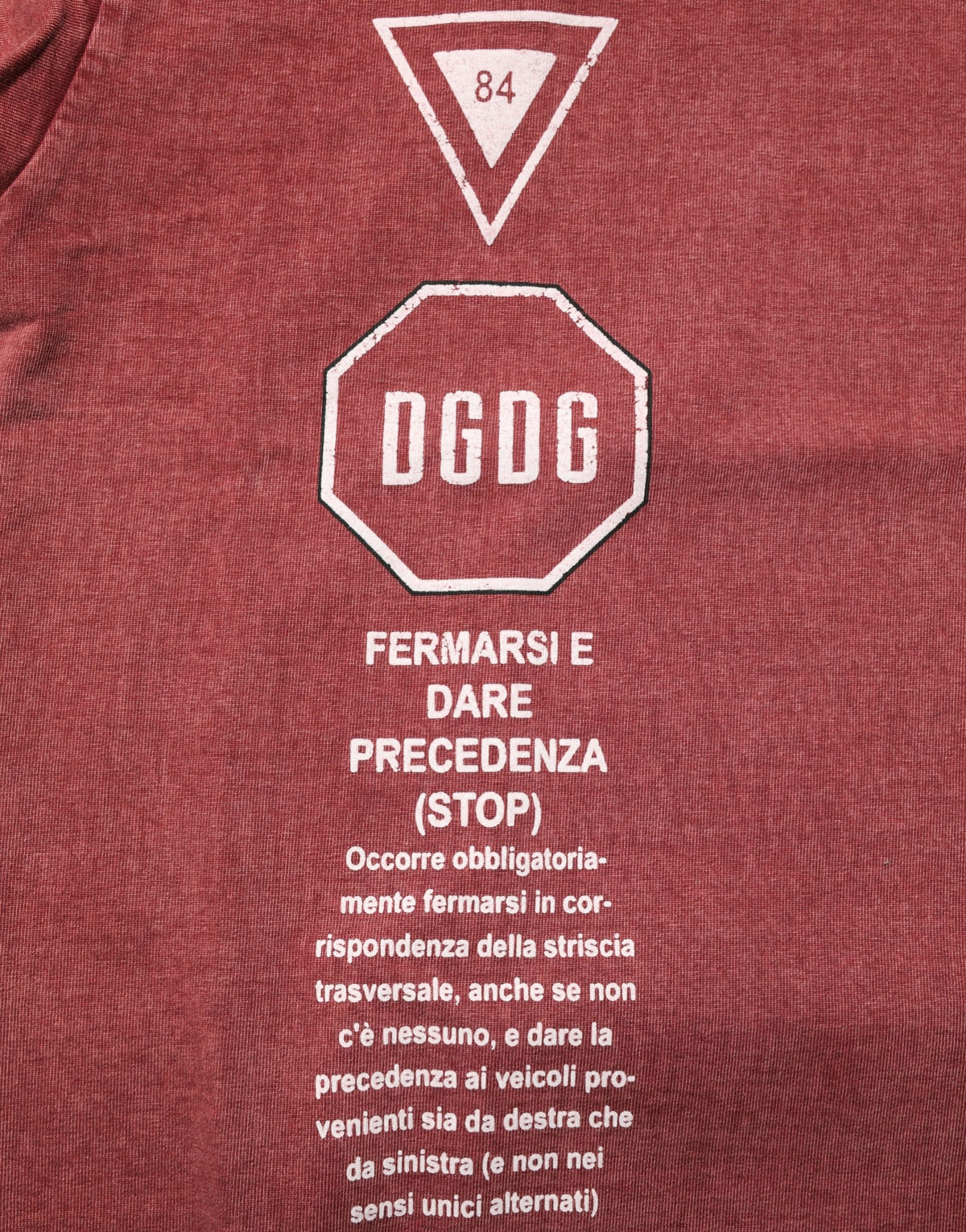 Dolce & Gabbana Rundhals-T-Shirt mit maronfarbenem Print und kurzen Ärmeln