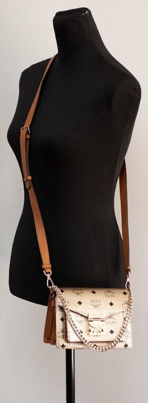 MCM Signature Berlin – Mini-Umhängetasche aus Leder mit Flap-Lock-Verschluss und Gold-Diamant-Logo