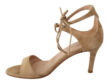 Maria Christina – Pumps mit Knöchelriemen aus Wildleder in Beige