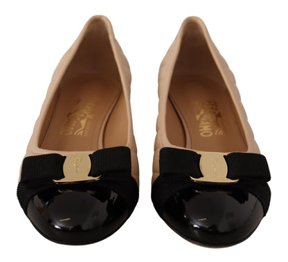 Salvatore Ferragamo Elegante Pumps aus gestepptem Leder in Beige und Schwarz