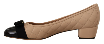 Salvatore Ferragamo Elegante Pumps aus gestepptem Leder in Beige und Schwarz