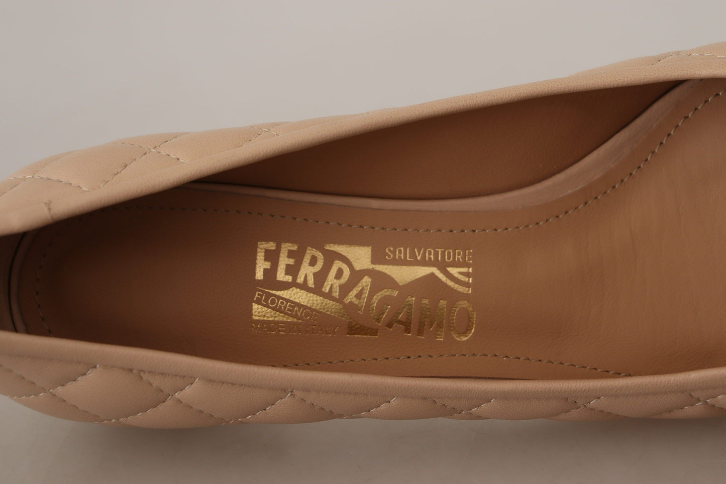 Salvatore Ferragamo Elegante Pumps aus gestepptem Leder in Beige und Schwarz