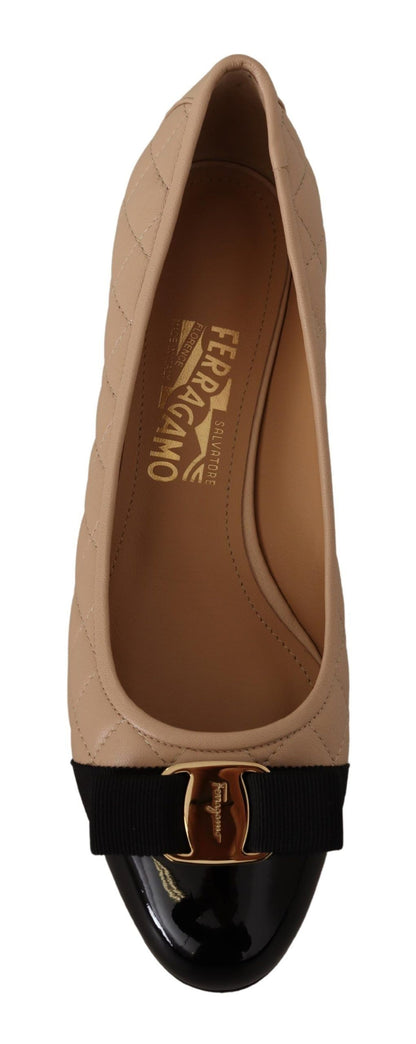 Salvatore Ferragamo Elegante Pumps aus gestepptem Leder in Beige und Schwarz