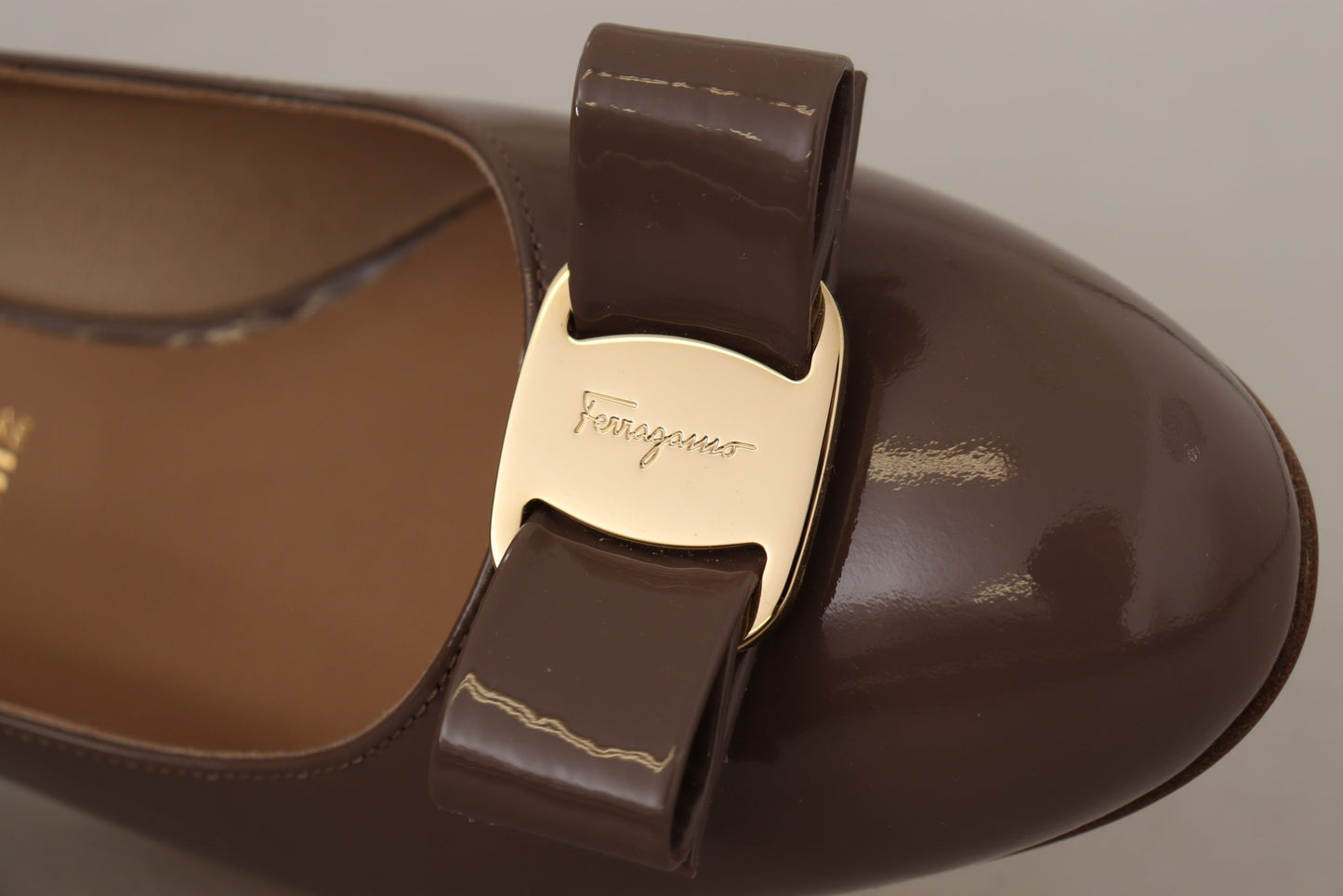 Salvatore Ferragamo Elegante Pumps in Caraway-Braun mit Vara-Schleife