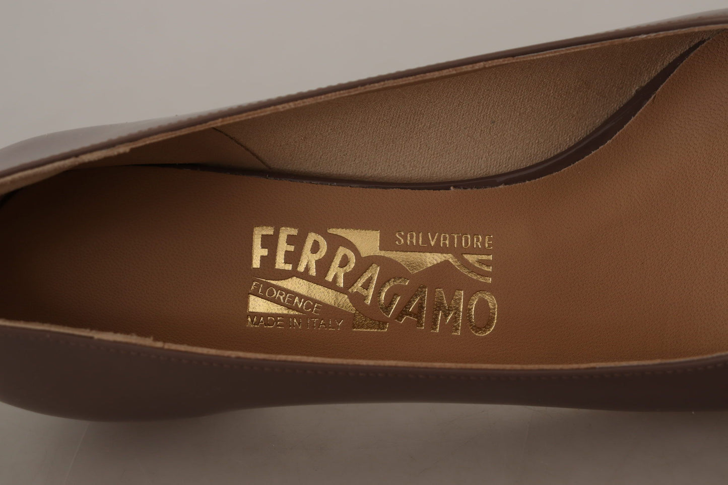 Salvatore Ferragamo Elegante Pumps in Caraway-Braun mit Vara-Schleife