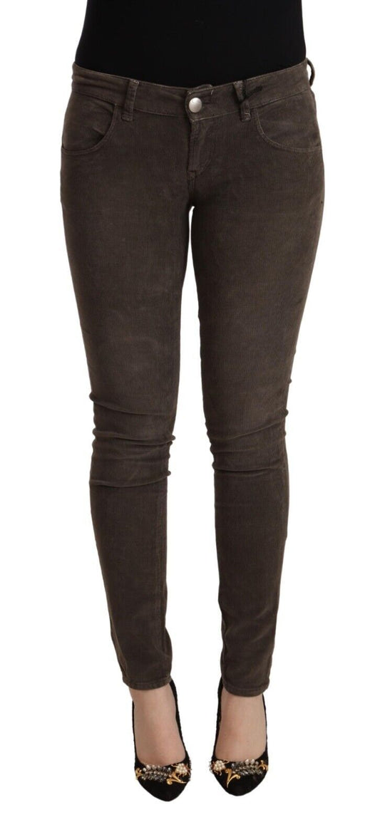 Acht Slim Fit Jeans aus Baumwolle in Braun mit niedriger Taille