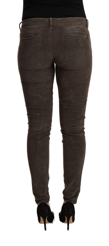 Acht Slim Fit Jeans aus Baumwolle in Braun mit niedriger Taille