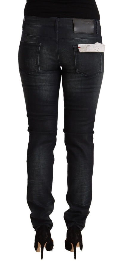 Acht – Niedrig taillierte Slim-Fit-Jeans aus gewaschener Baumwolle in Schwarz