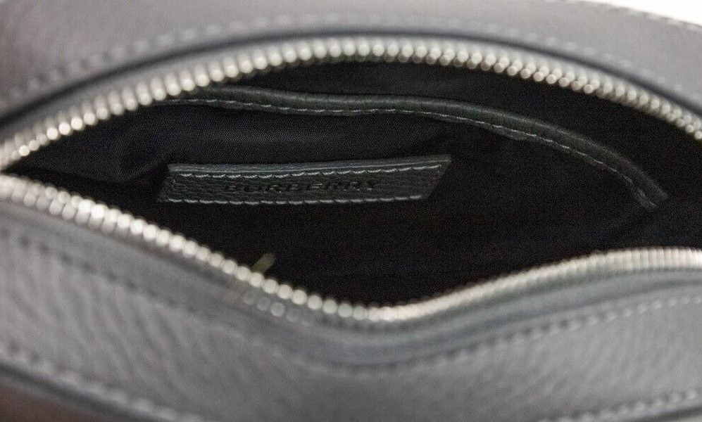 Burberry Thornton – Kleine Umhängetasche aus genarbtem Leder mit geprägtem Logo in Grau