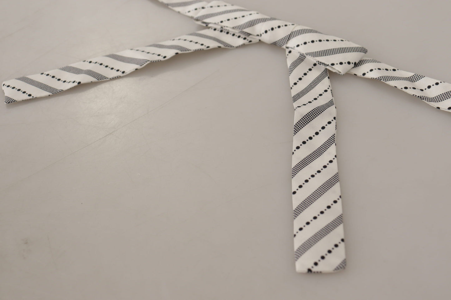 Dolce &amp; Gabbana – Papillon-Fliege aus 100 % Seide mit weißen und schwarzen Punkten