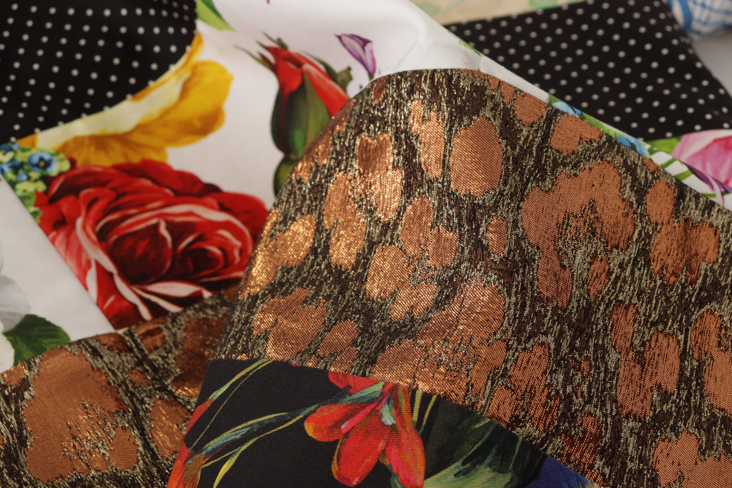 Dolce &amp; Gabbana – Mehrfarbiges Minikleid aus Jaquard mit floralem Patchwork-Muster