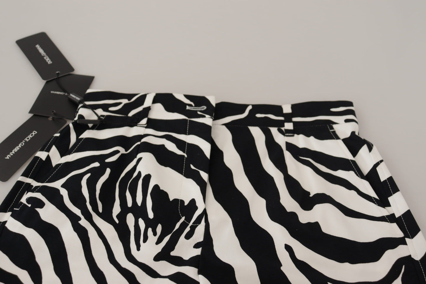 Dolce &amp; Gabbana Hotpants-Shorts aus Baumwollstretch in Schwarz und Weiß