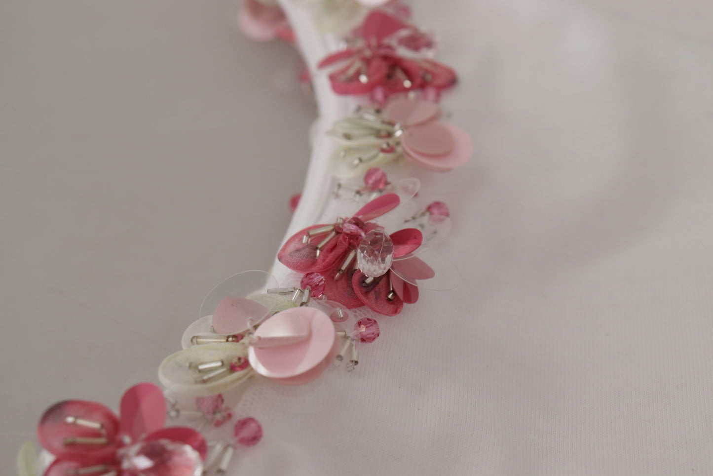 Dolce &amp; Gabbana – Weißes T-Shirt mit DG-Krone und Blumenpailletten