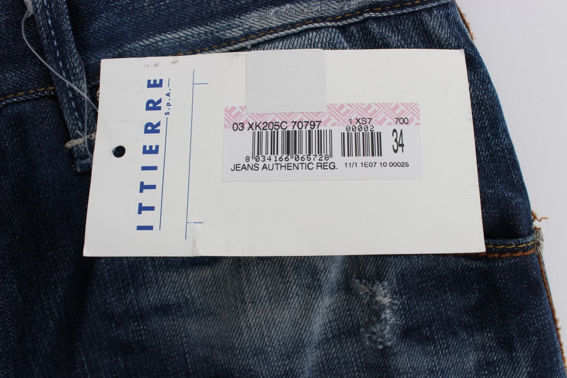 Acht Jeans aus Baumwolldenim in normaler Passform in blauer Waschung