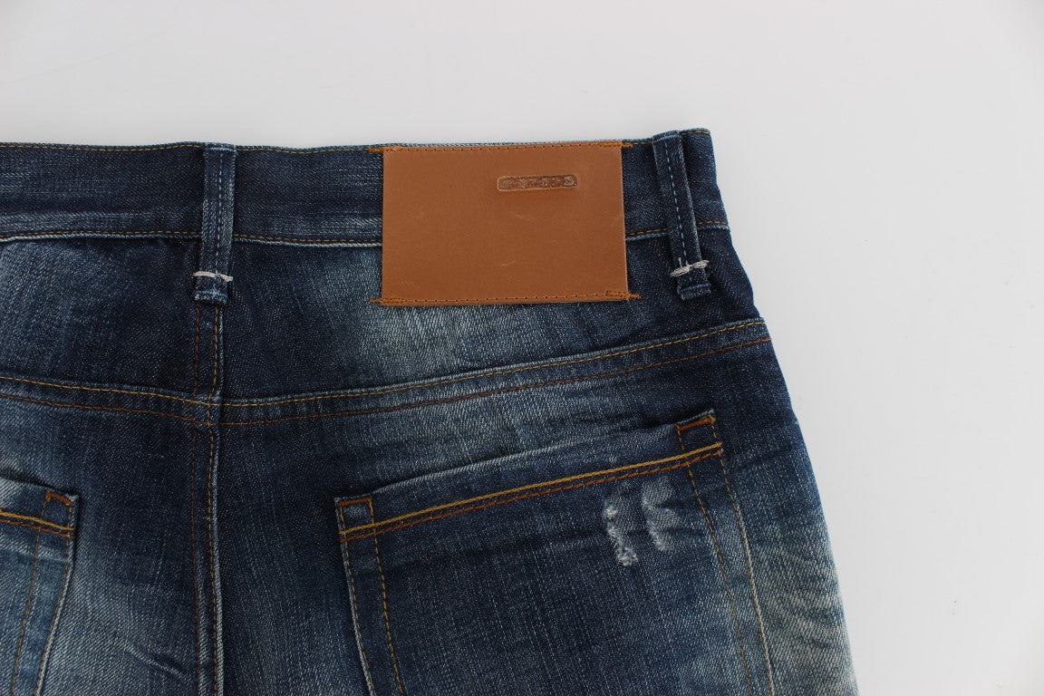 Acht Jeans aus Baumwolldenim in normaler Passform in blauer Waschung