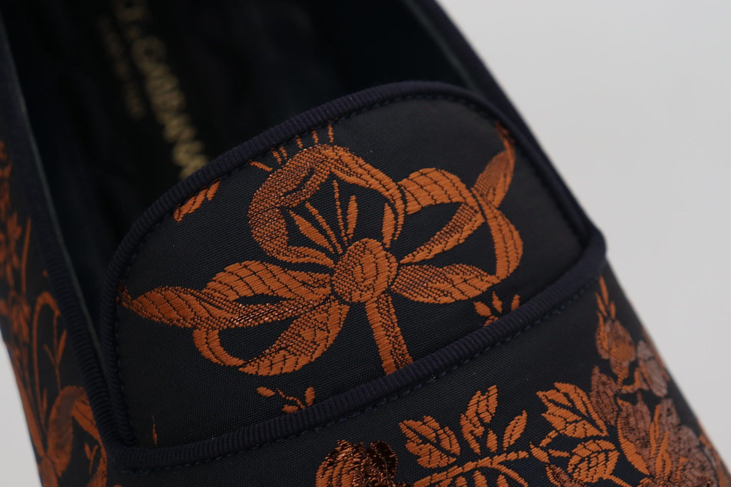 Dolce &amp; Gabbana – Hausschuhe mit Blumenmuster in Blau und Rostrot