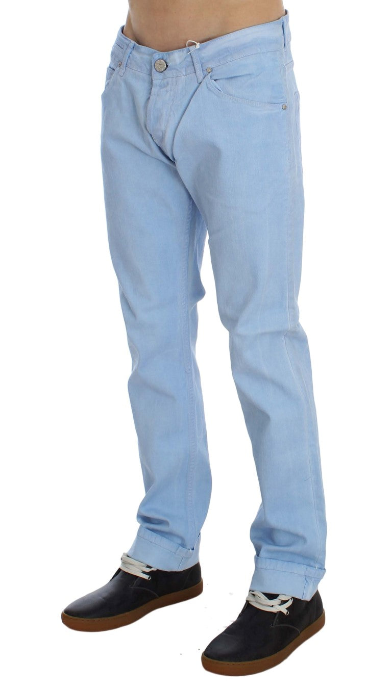 Acht Jeans mit niedriger Taille und Stretch-Baumwolle in Blau