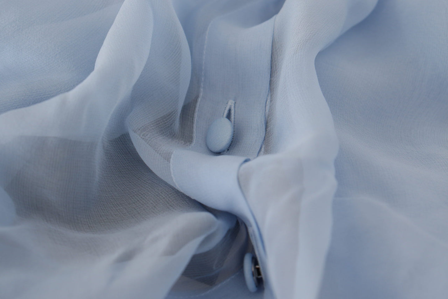 Dolce &amp; Gabbana – Hellblaues Seidenoberteil mit Ascot-Kragen und langen Ärmeln