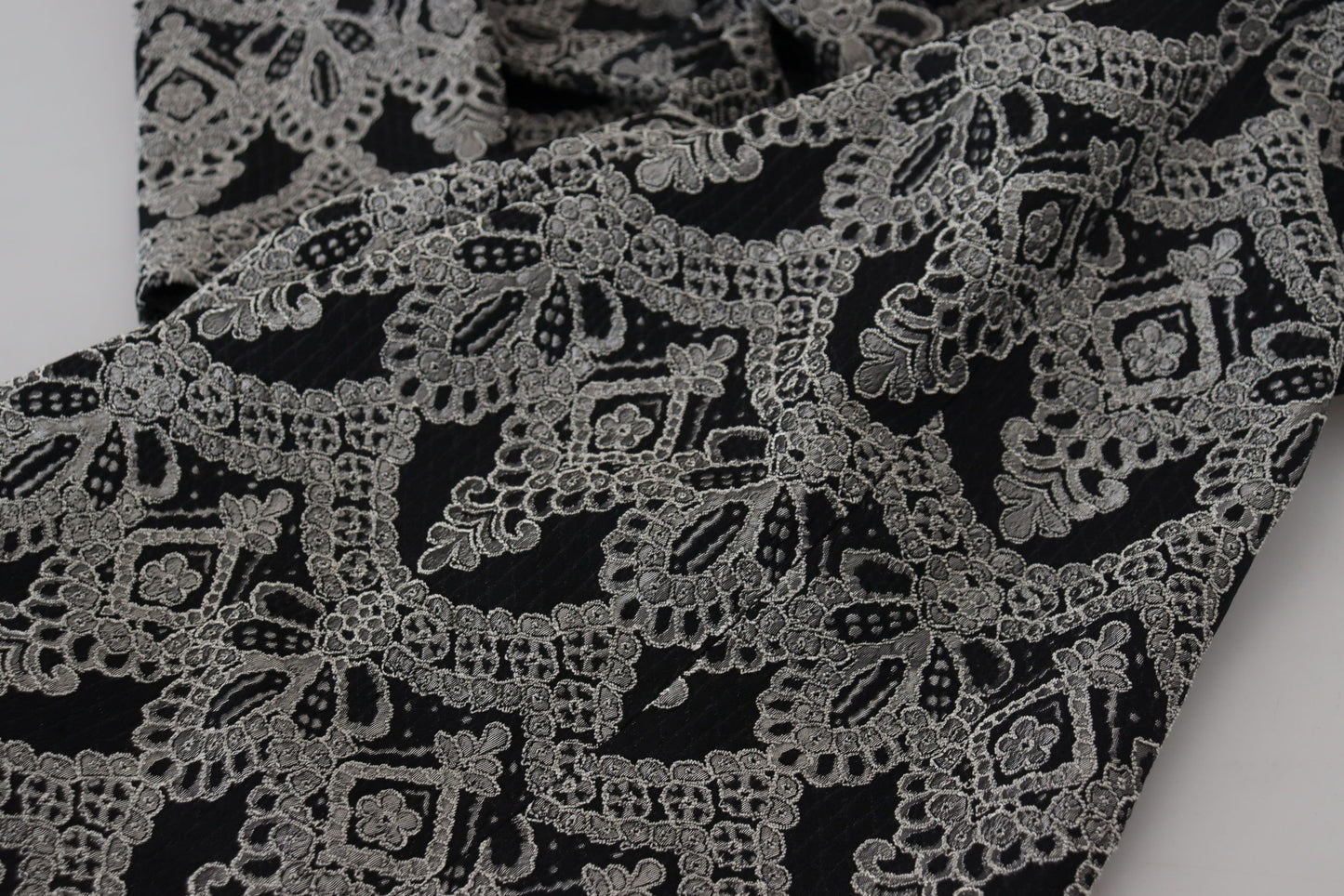 Dolce &amp; Gabbana – Schwarz-graues, figurbetontes Jacquard-Etuikleid