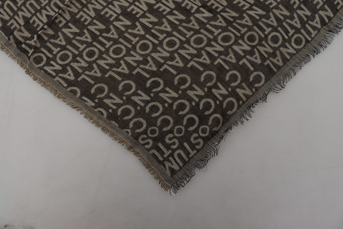 Costume National – Strickschal mit Logo in Grau