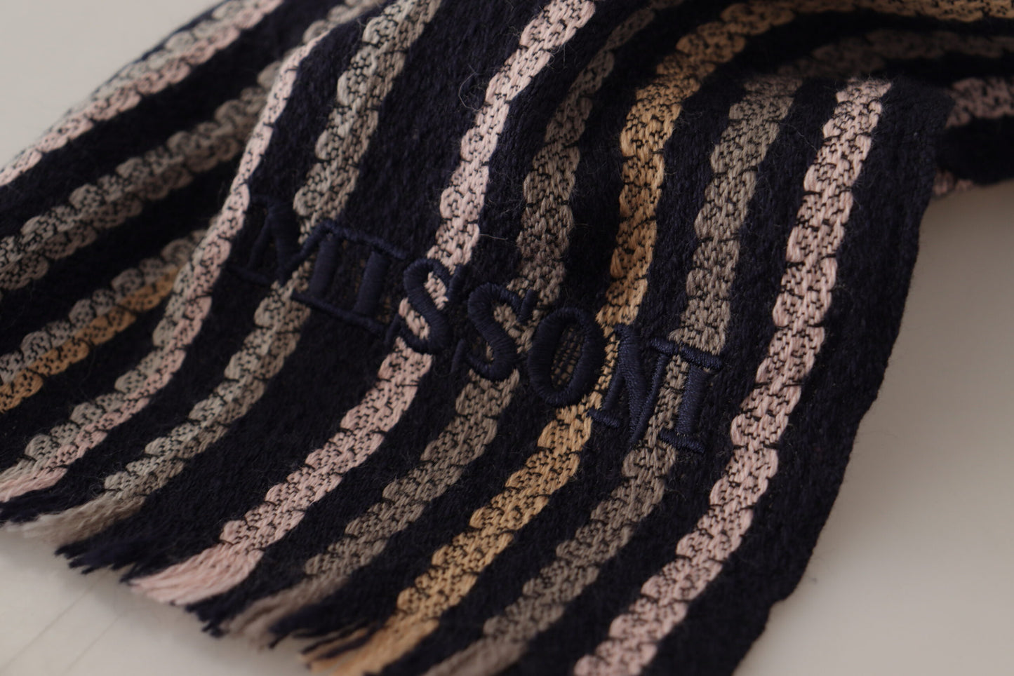 Missoni Schal aus Wollstrick mit Fransen und mehrfarbigen Streifen