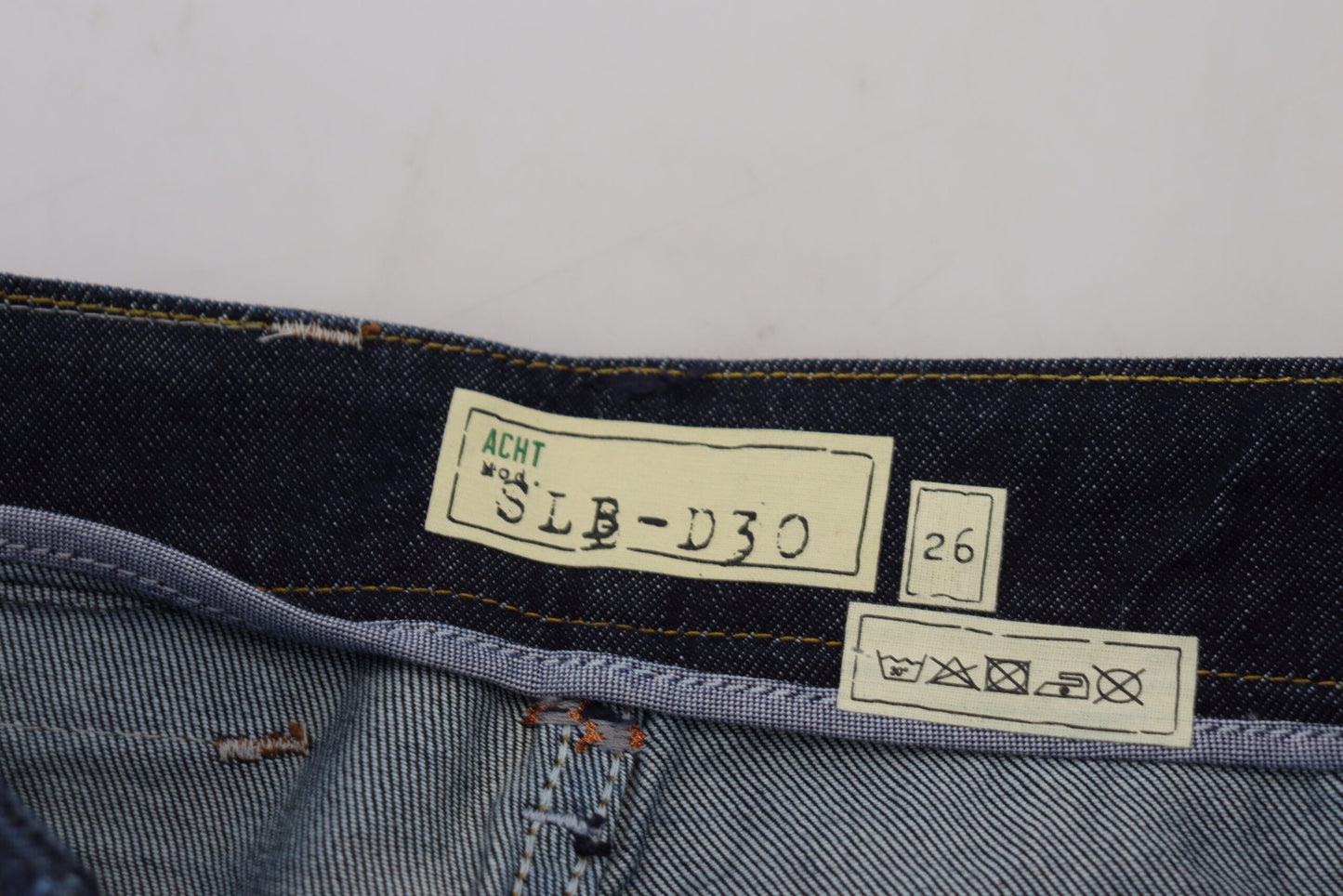 Acht Blaue, schmal geschnittene Damen-Jeans aus Baumwolle mit niedriger Taille