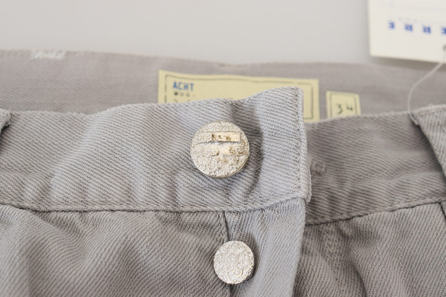 Acht – Lässige Jeans aus Baumwolle mit geradem Schnitt und gefaltetem Saum, Grau