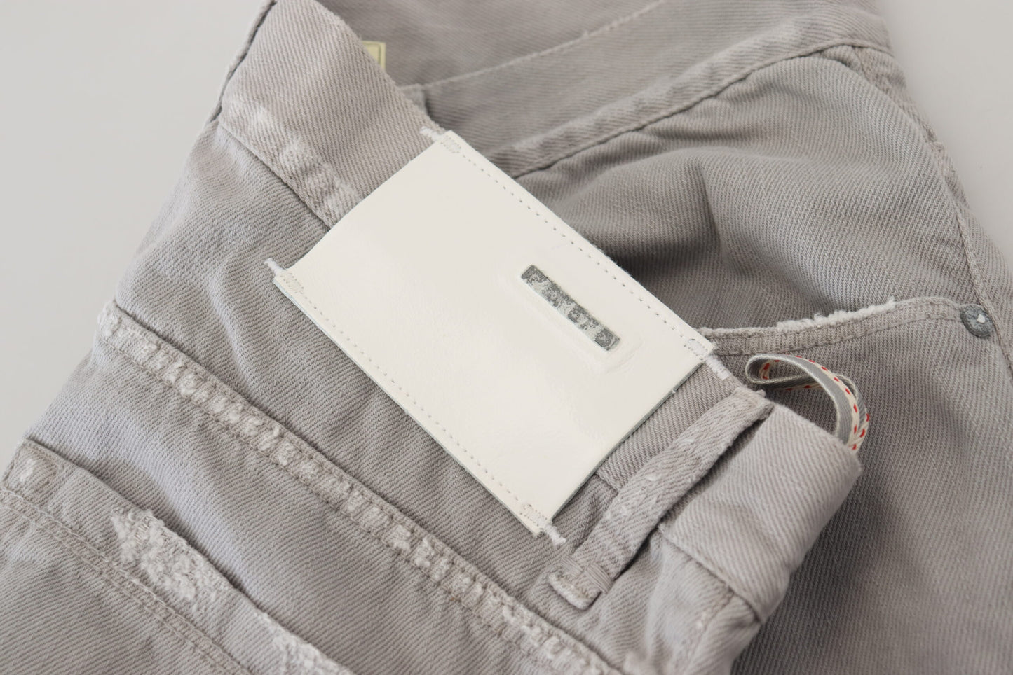 Acht – Lässige Jeans aus Baumwolle mit geradem Schnitt und gefaltetem Saum, Grau