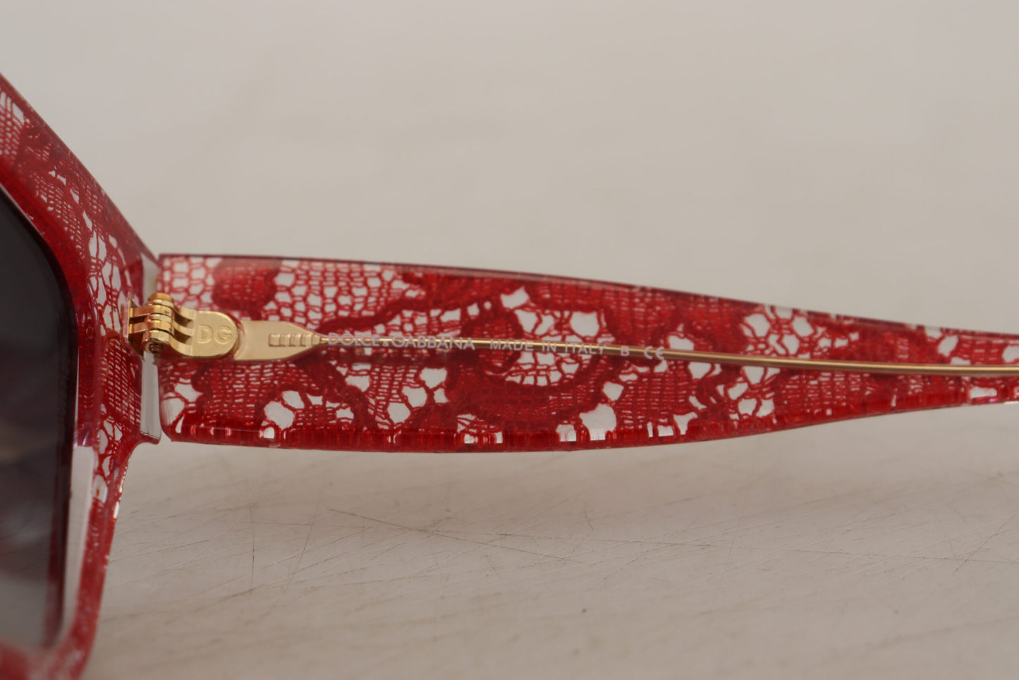 Dolce &amp; Gabbana – Rote Sonnenbrille mit rechteckigem Acetat-Spitzenrahmen DG4231F