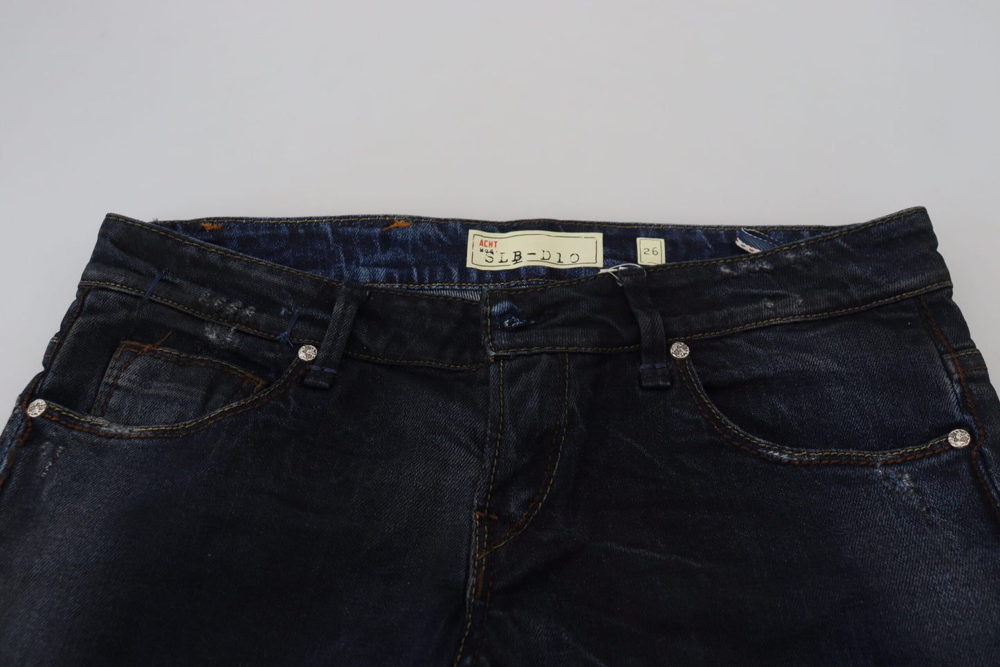 Acht Blaue Slim Fit Damen Jeans mit niedriger Taille