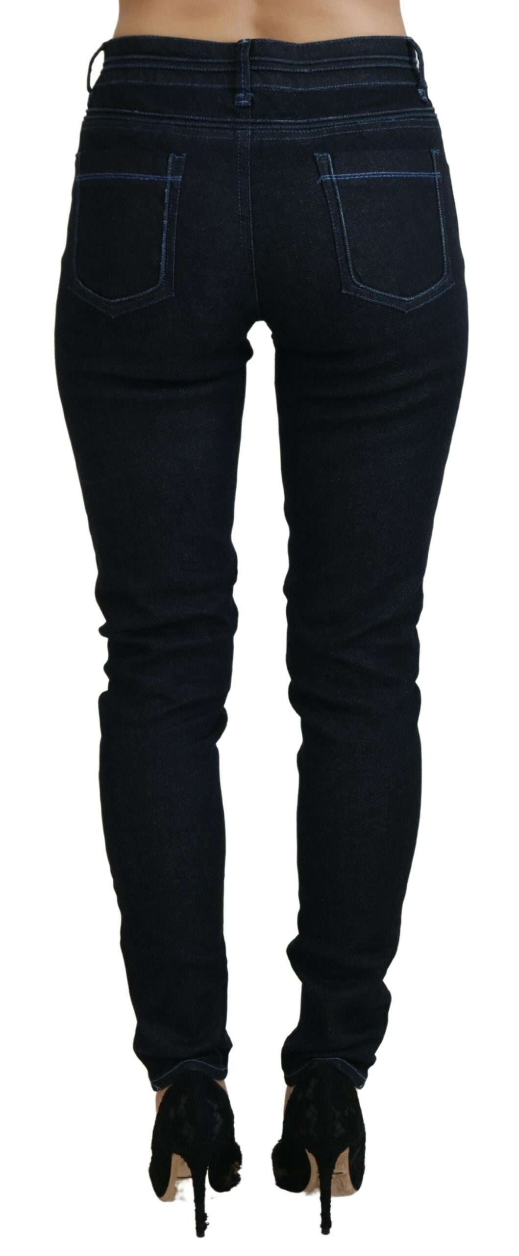 Acht Dunkelblaue Slim Fit Damen Jeans mit niedriger Taille